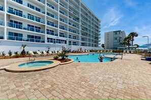A heated pool - Rates Dropped Direct Beach Front Pool/Hot Tub & Gym (DESTIN)
