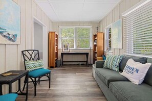 Smart TV, chimenea y libros 