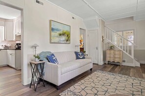 Smart TV, chimenea y libros 