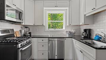 Een koelkast, een magnetron, een oven, een kookplaat