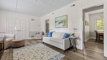 Een smart-tv, een open haard en boeken