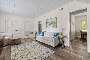 Smart TV, chimenea y libros 