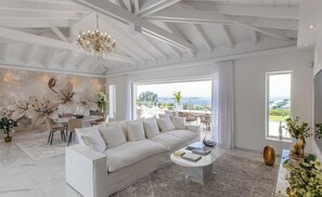 Smart TV, books - New Luxurious Villa FLEURS DE LYS, Sea view and swimming pool (Saint-Martin)