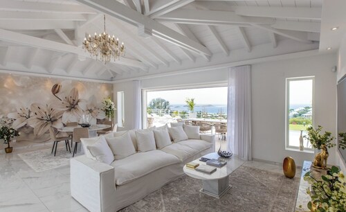 New Luxurious Villa FLEURS DE LYS, Sea view and swimming pool