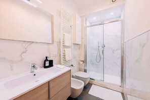 Shower, eco-friendly toiletries, hair dryer, shampoo