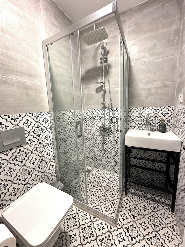 Dusche, Haartrockner, Bidet, Handtücher