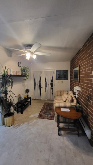 Smart TV - Charming 1-bedroom apartment ,living room, Kitchen, Dining, Bathroom, Patio etc  (New Castle)