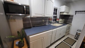 Fridge, microwave, oven, stovetop - Charming 1-bedroom apartment ,living room, Kitchen, Dining, Bathroom, Patio etc  (New Castle)