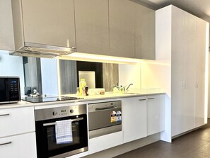 ثلاجة، ميكروويف، فرن، موقد طهي مسطح