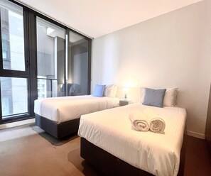 2 Schlafzimmer, Schreibtisch, Bügeleisen/Bügelbrett, Reisekinderbett