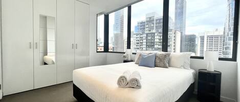 2 Schlafzimmer, Schreibtisch, Bügeleisen/Bügelbrett, Reisekinderbett