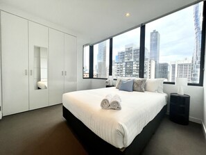 2 Schlafzimmer, Schreibtisch, Bügeleisen/Bügelbrett, Reisekinderbett