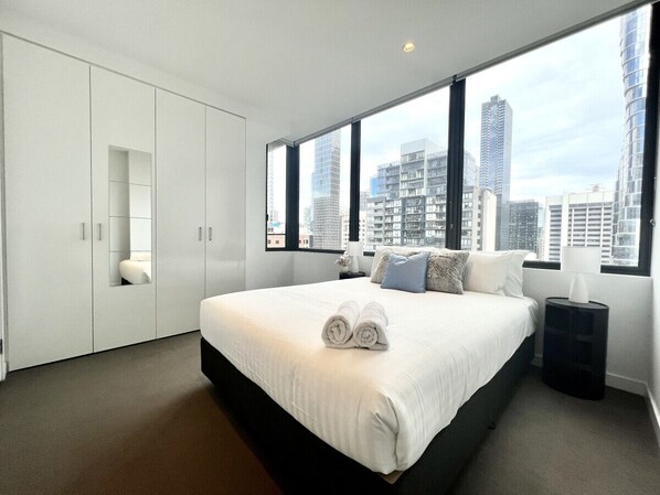 2 Schlafzimmer, Schreibtisch, Bügeleisen/Bügelbrett, Reisekinderbett