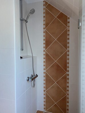 Douche, séchoir à cheveux, serviettes fournies, savon