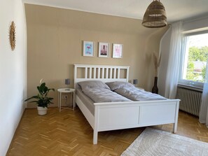 1 dormitori, escriptori, wifi gratuïta i roba de llit 
