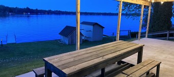 Oscoda Lake House : waterfront, 4 beds