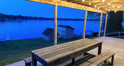 Oscoda Lake House : waterfront, 4 beds