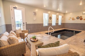 من حمّامات السباحة المغطاة، حمّام سباحة مُدفَّأ