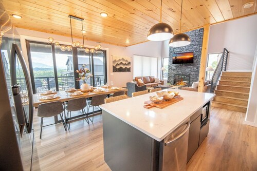 Gorgeous 4BD Lodge w/ POOL! Hot Tub + Theater