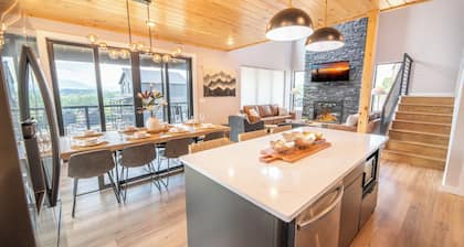 Gorgeous 4BD Lodge w/ POOL! Hot Tub + Theater