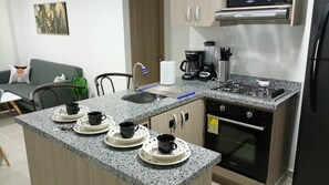 Micro-ondes, four, plaque de cuisson