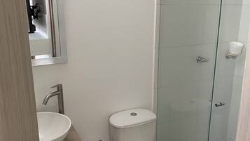 Een haardroger, handdoeken, zeep, toiletpapier