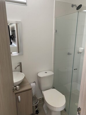 Haartrockner, Handtücher, Seife, Toilettenpapier