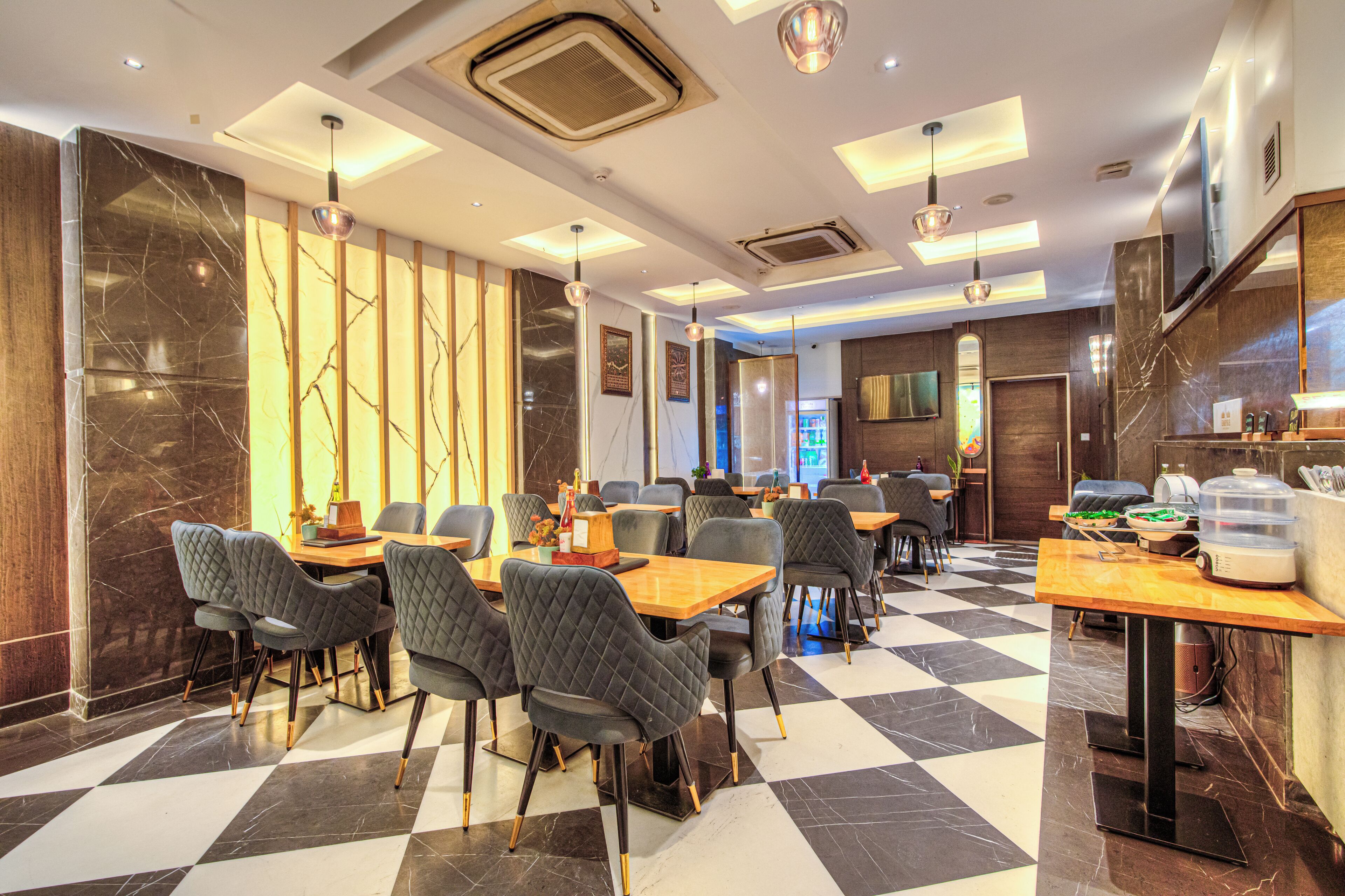 Un restaurant moderne avec un sol à carreaux, des murs en marbre et un mobilier contemporain.