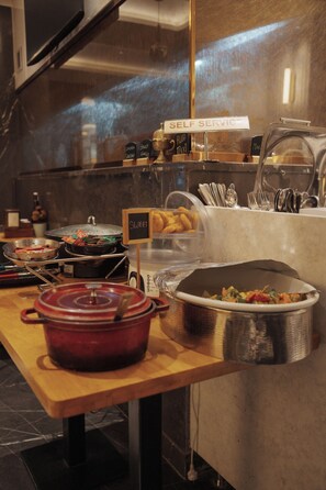 Free daily buffet breakfast  - Empire Platinum Suites (New Delhi)
