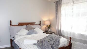 4 bedrooms, iron/ironing board, WiFi, bed sheets
