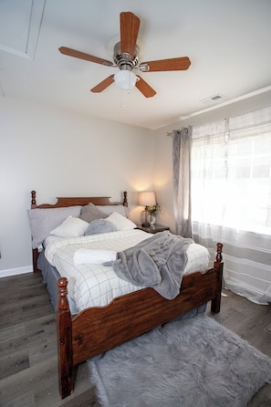 4 bedrooms, iron/ironing board, WiFi, bed sheets