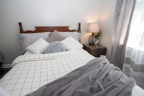 4 bedrooms, iron/ironing board, WiFi, bed sheets