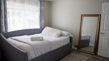 4 bedrooms, iron/ironing board, WiFi, bed sheets