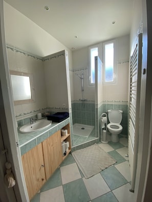 Douche, sèche-cheveux, savon, papier toilette