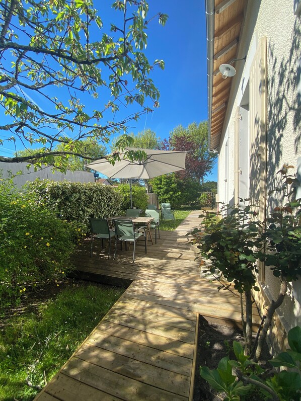 Outdoor dining - Beach, city and comfort: just a stone's throw from it all! (Andernos-les-Bains)