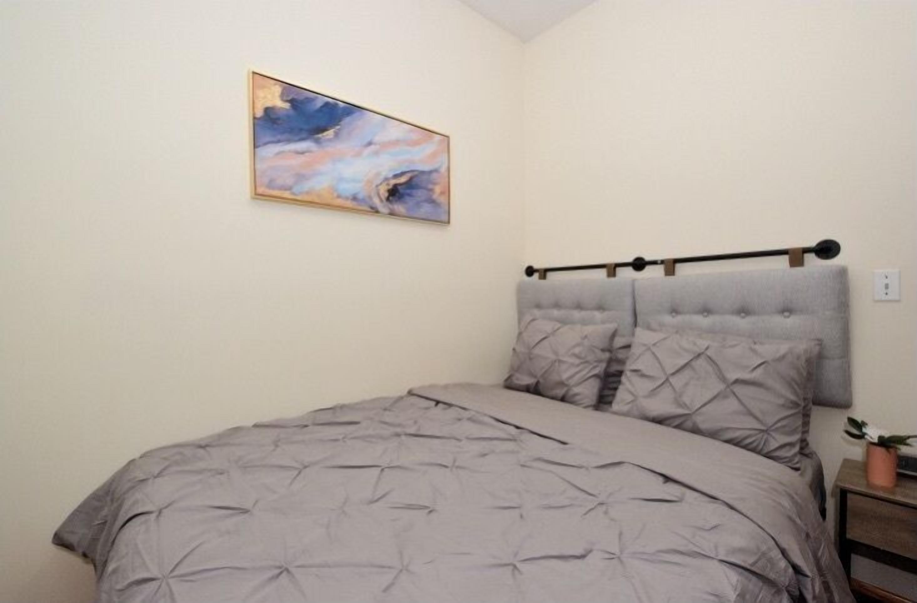 Cozy 2BR Apartment - Prime Location!