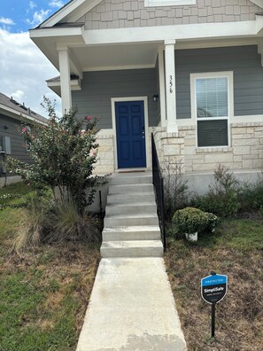 Exterior detail - Stunning  2-bedroom house in peaceful San Marcos with WiFi, AC, Community Pool (San Marcos)