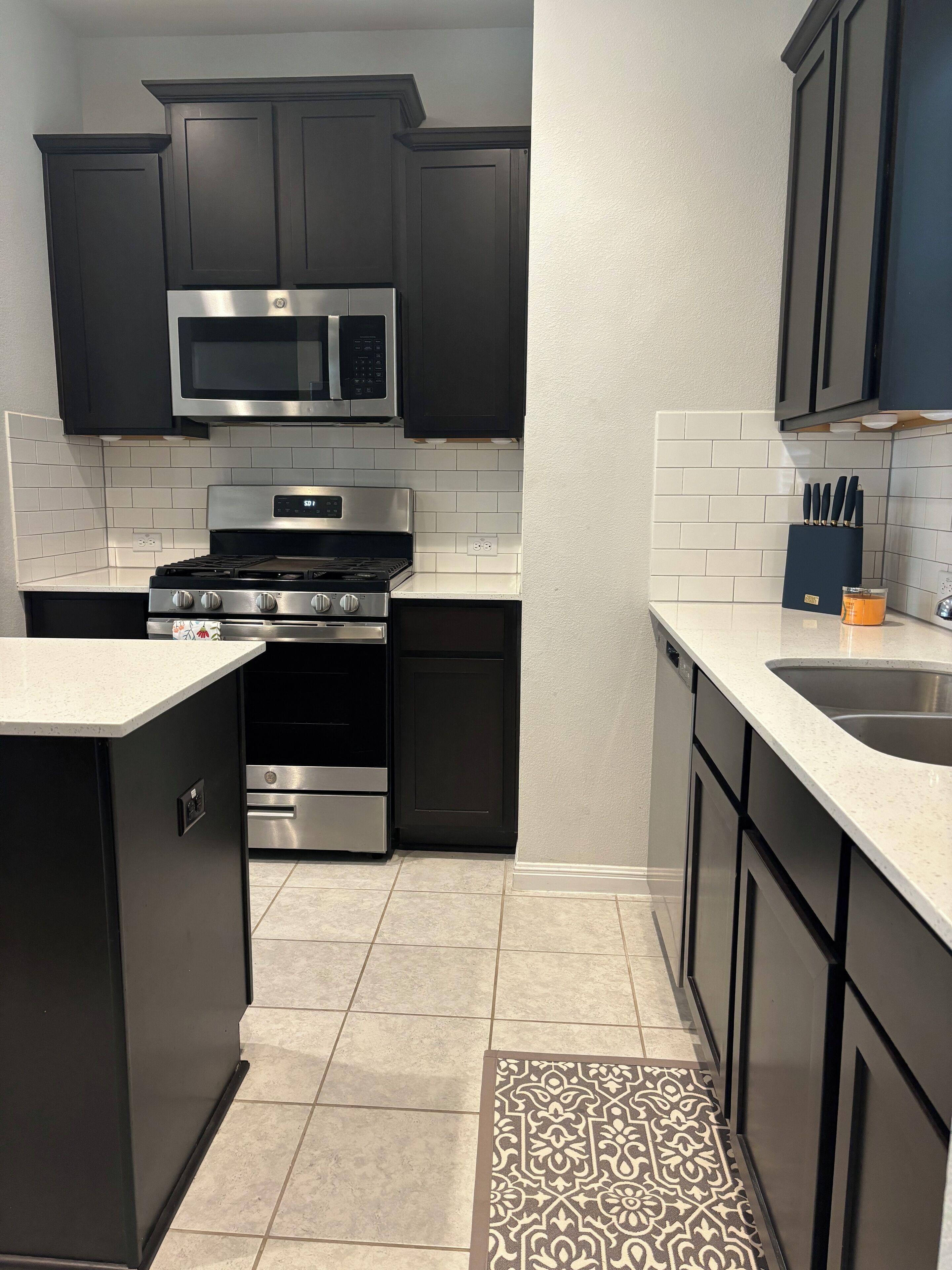 Mikrobølgeovn, ovn, kokeplater og oppvaskmaskin