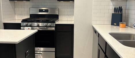 Mikroaaltouuni, uuni, liesi, astianpesukone