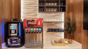 En kaffemaskin, en läskautomat för Coca-Cola och ett glasskåp med olika sorters glass på en disk.