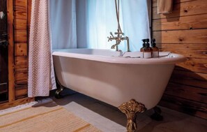 Serviettes fournies, savon, shampoing, papier toilette