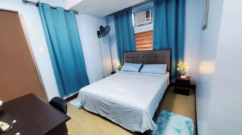 2 bedrooms, desk, WiFi, bed sheets