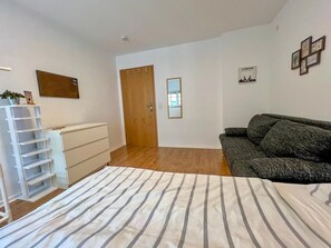 1 bedroom, desk, bed sheets