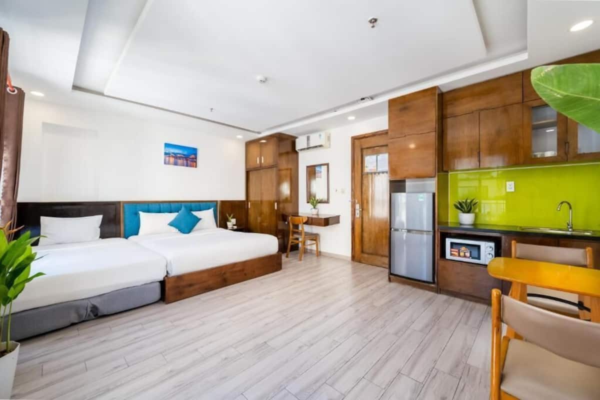 Family Triple Studio with Bathtub | Premium bedding, minibar, in-room safe, blackout curtains