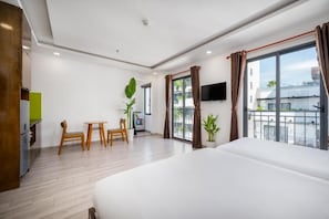 Family Triple Studio with Bathtub | City view - Sydney Da Nang Hotel & Apartment (Da Nang)