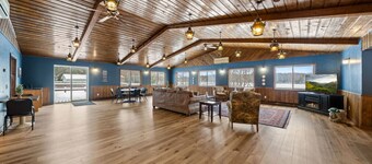 Lake Cabin, Bring your boat and pets, hot tub, sleeps up to 27