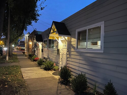 Super Comfortable Studio in Downtown La Grande Walk EOU, Restaurants, Shopping