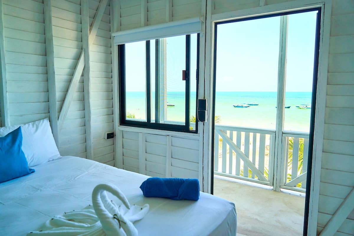 Deluxe Room, 1 King Bed, Beach View | WiFi (free), bed sheets
