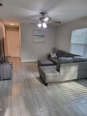 Living area - Cozy 2 Bedroom near Main Road. Pet Friendly! (Lakeland)
