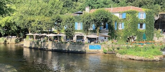 Very central, 2 mins walk to heart of Brantome - pool, fibre internet, parking